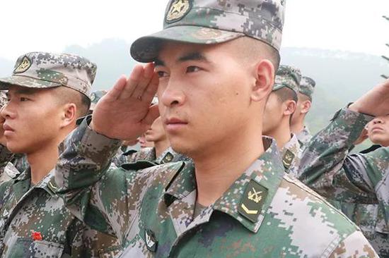  杜富国与战友一起祭奠革命先烈时，向革命烈士行军礼。杨萌 摄