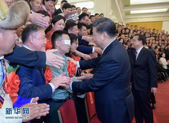 5月16日，党和国家***习近平、李克强、王沪宁等在北京人民大会堂会见第六次全国自强模范暨助残先进表彰大会代表。新华社记者 李学仁 摄