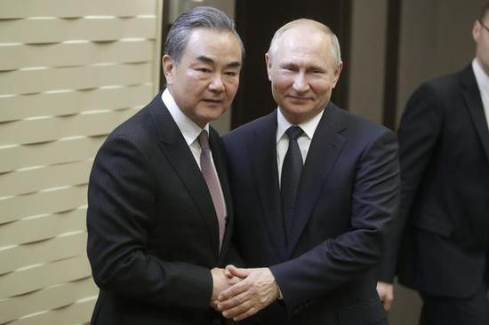 国务委员兼外长王毅与俄罗斯总统普京。