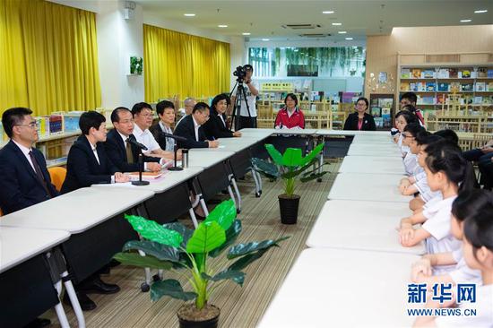 5月31日，中央人民政府驻澳门特别行政区联络办公室主任傅自应一行来到澳门濠江中学附属英才学校，向几名小学生转交国家主席习近平给他们的回信。 新华社记者 张金加 摄