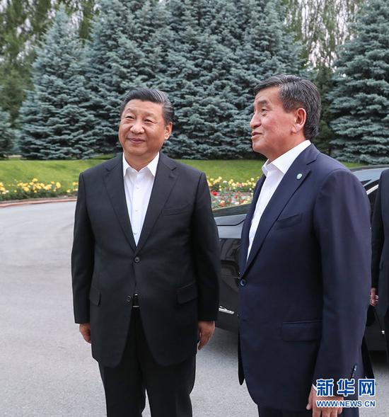 6月12日，甫抵比什凯克的国家主席习近平，应吉尔吉斯斯坦总统热恩别科夫邀请，来到总统官邸。两国元首亲切会见。 新华社记者 姚大伟 摄