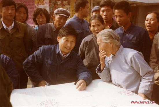 这是1983年，时任河北正定县委书记的习近平（前排居中），临时在大街上摆桌子听取老百姓意见。