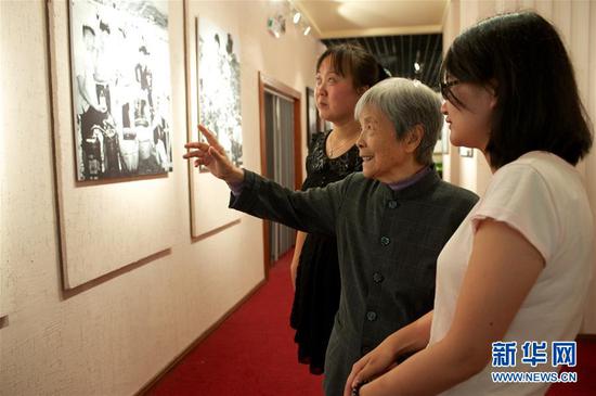 2013年5月21日，龚全珍（中）在江西萍乡市莲花县革命烈士纪念馆向人们讲述丈夫甘祖昌将军的故事。新华社记者 胡晨欢 摄