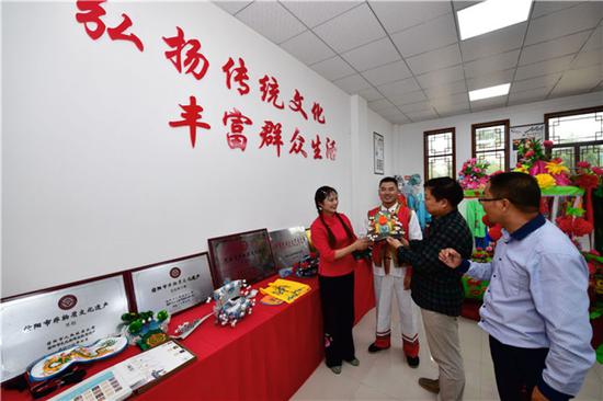 在信阳市光山县文殊乡东岳村，村民在村文化中心查看演出道具（9月17日摄）。新华社记者 冯大鹏 摄