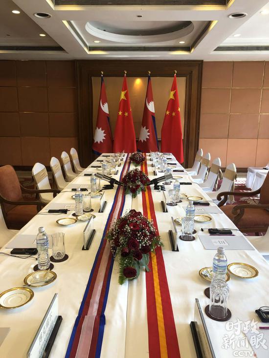 △13日上午10点半，习近平在苏尔蒂饭店会见尼泊尔***联合主席普拉昌达。（央视记者王哈男拍摄）
