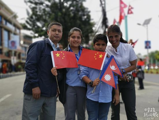 △欢送习近平主席的加德满都市民。（央视记者李晓周拍摄）