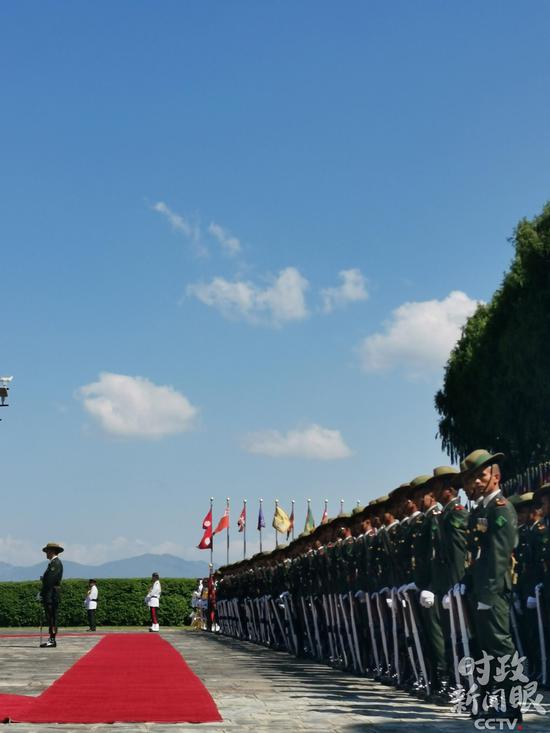△礼兵就位。（央视记者马亚阳、周志国拍摄）