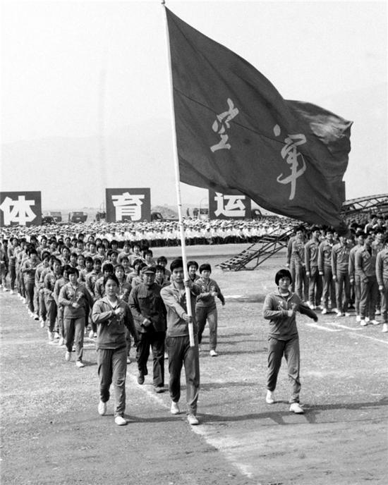 中国人民解放军第四届体育运动大会于1979年5月13日在北京隆重开幕。这是空军运动员在第四届全军运动会开幕式上。新华社记者 吴森辉 摄