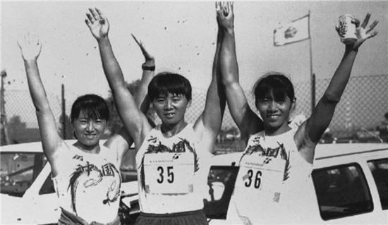 1995年9月12日，在罗马举行的第一届世界军人运动会军事五项比赛中，中国人民解放军代表队包揽了男女团体和个人四枚金牌以及男子个人银牌、铜牌和女子个人铜牌。这是获得女子团体冠军的王恋英、邵文芳和宋丽芳（右起）获胜后振臂欢呼。新华社记者 王继雨 摄
