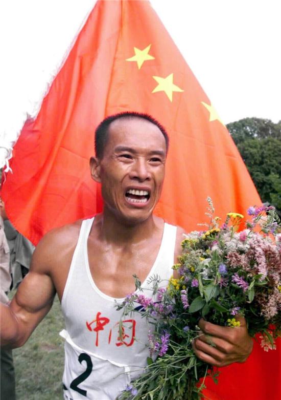 1999年8月13日，中国34岁的老将杨春义在第二届世界军人运动会上勇夺男子军事五项个人金牌，并为中国队击败劲旅巴西队夺得该项目团体冠军立下汗马功劳。新华社记者 王建民 摄