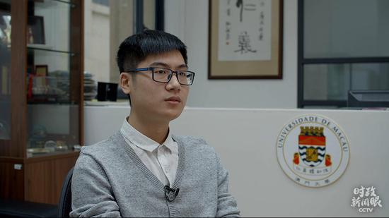 △邝哲永是工商管理专业大一学生，当时就坐在习主席旁边。现在他已大学毕业，在珠海一家中资机构就职。他说，习主席的一堂“传统文化课”令他至今印象深刻。（央视记者陈汉章拍摄） 
